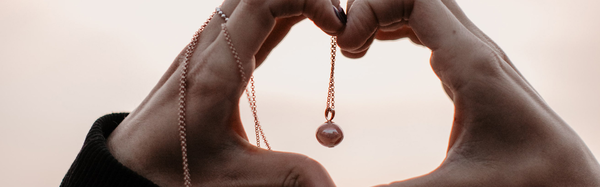 Hände mit Schmuck, Edelsteinbestattung