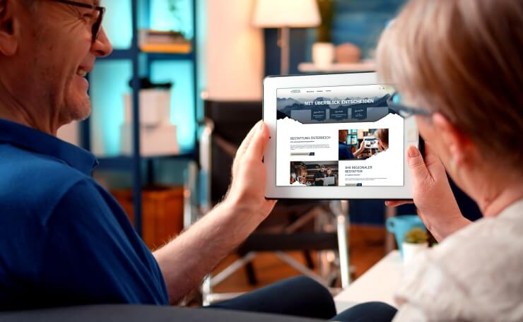 Ehepaar bei der Bestattungsplanung